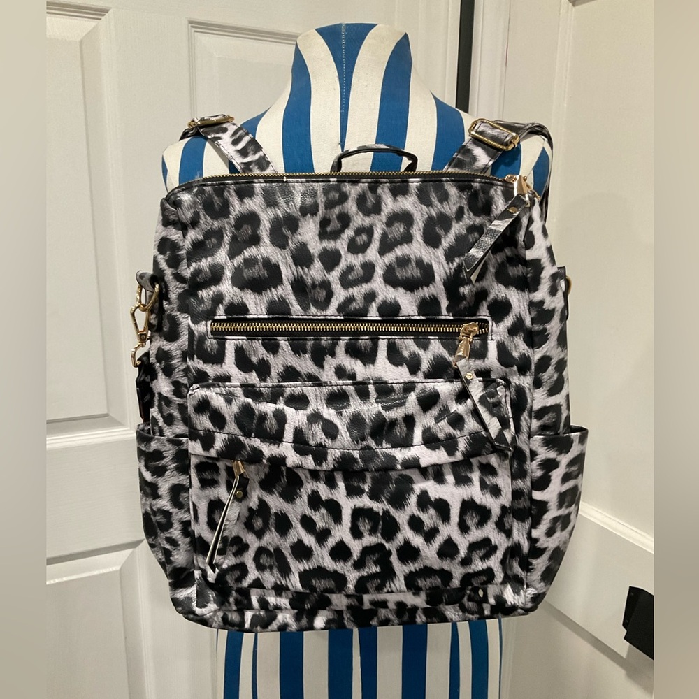 NWOT MODERN & CHIC FAUX‎ LEATHER CONVERTIBLE TOTE STRAP BACKPACK